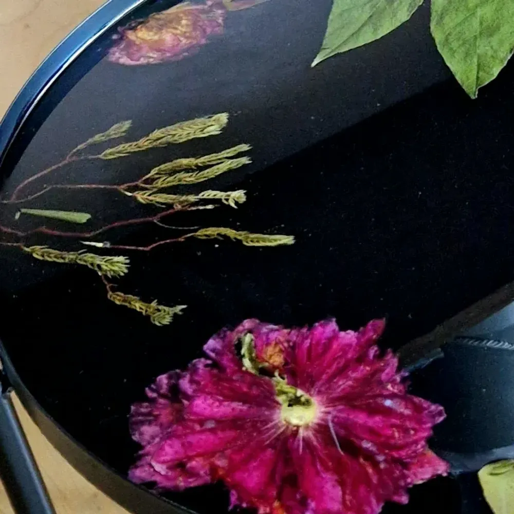 Décorations florales - Table basse en résine avec fleurs naturelles - SI DECO
