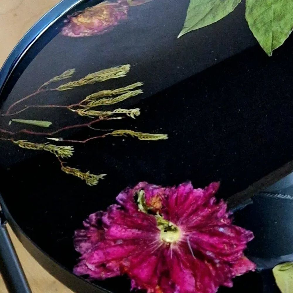 Décorations florales - Table basse en résine avec fleurs naturelles - SI DECO