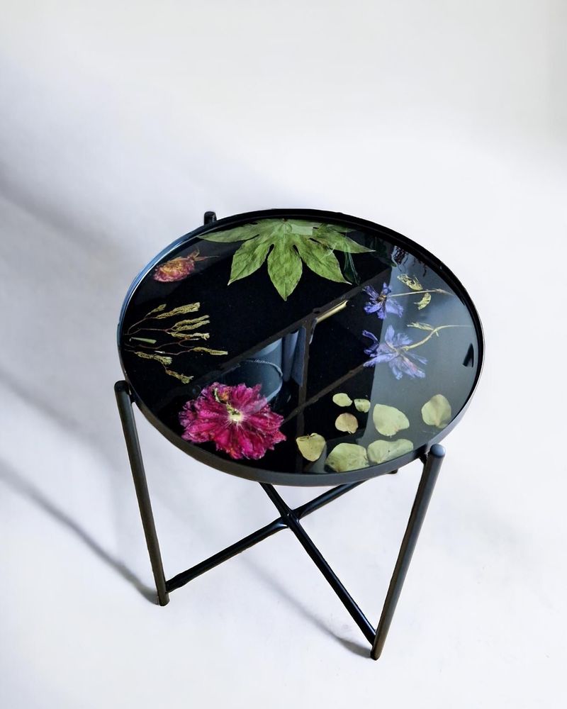 Décorations florales - Table basse en résine avec fleurs naturelles - SI DECO