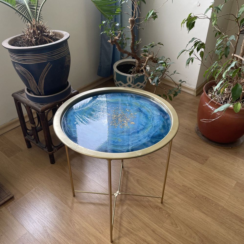 Objets design - Table basse en résine turquoise et dorée, décorée de feuilles dorées - SI DECO