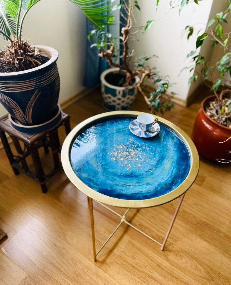 Objets design - Table basse en résine turquoise et dorée, décorée de feuilles dorées - SI DECO