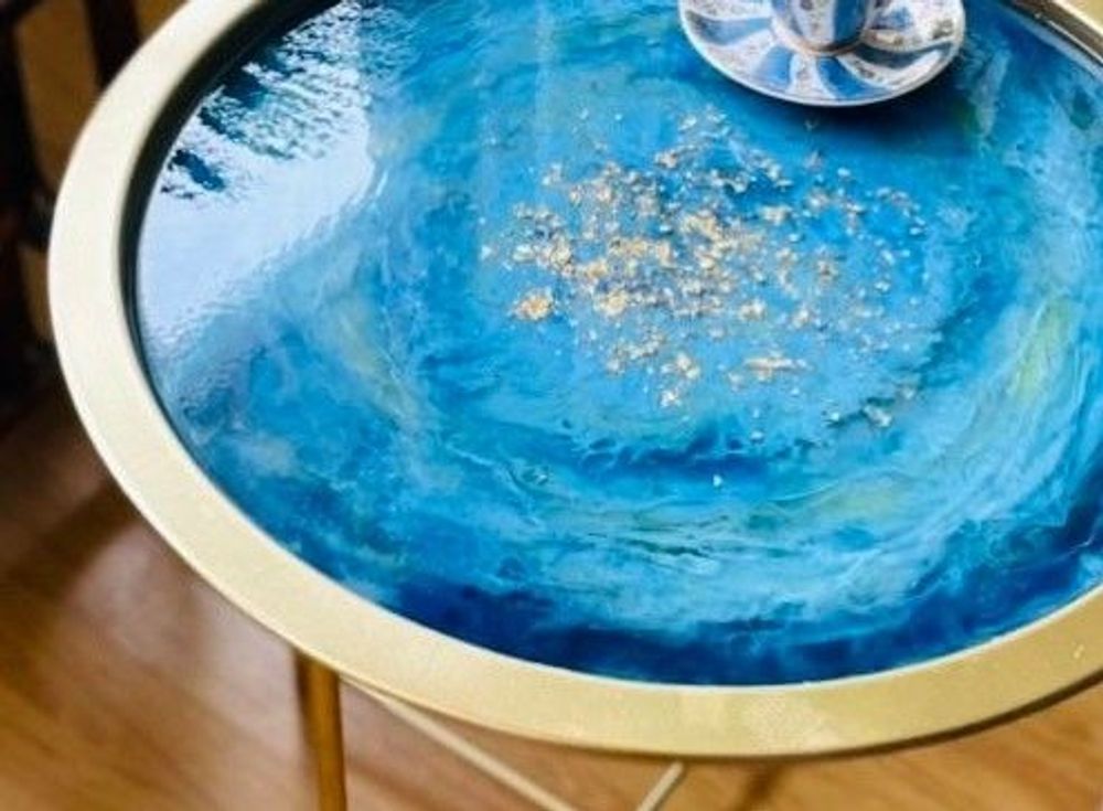 Objets design - Table basse en résine turquoise et dorée, décorée de feuilles dorées - SI DECO
