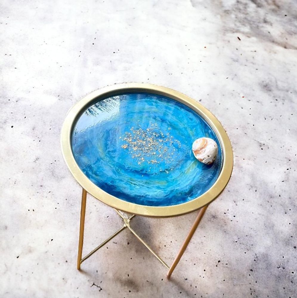 Objets design - Table basse en résine turquoise et dorée, décorée de feuilles dorées - SI DECO