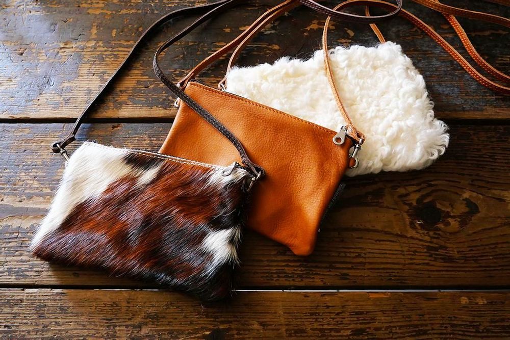 Petite maroquinerie - Pochette bandoulière ou avec anse en cuir ou feutre de laine - L'ATELIER DES TANNERIES