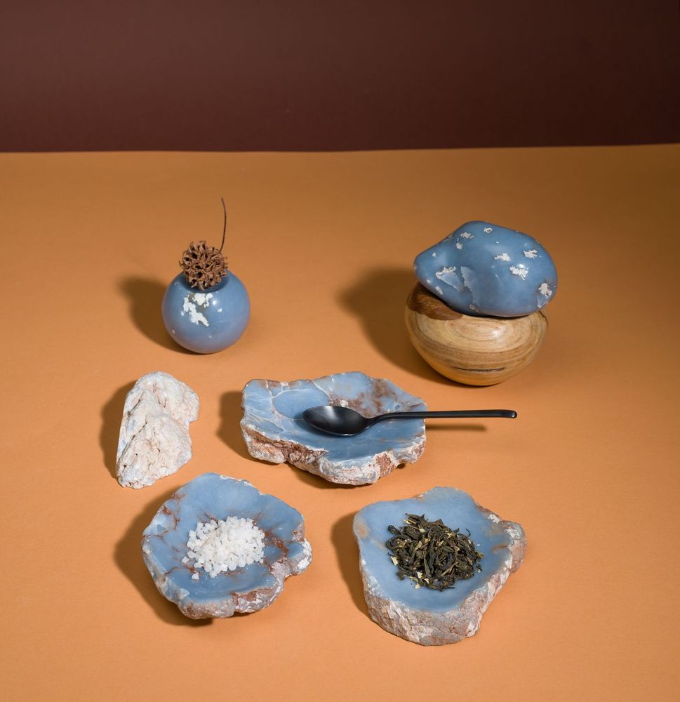 Design objects - The Pebble Box with Massager Lid - DAR PROYECTOS