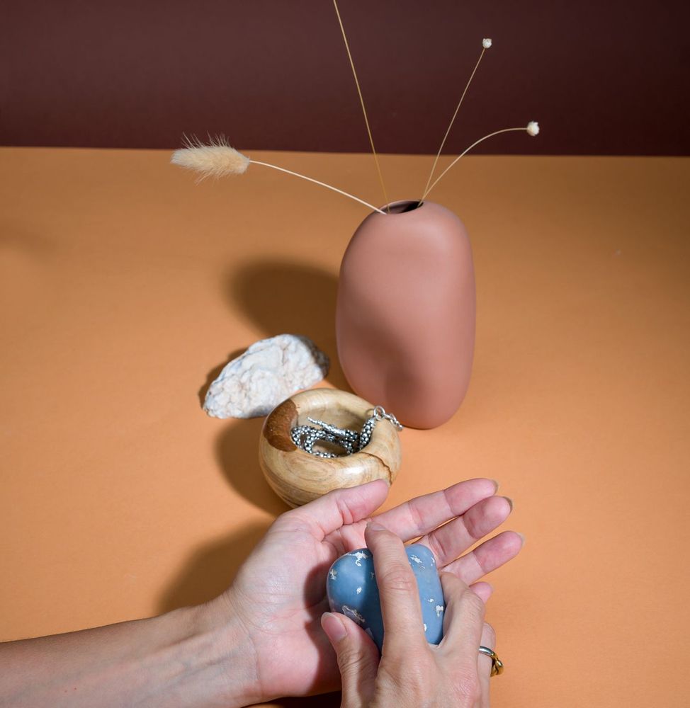 Design objects - The Pebble Box with Massager Lid - DAR PROYECTOS
