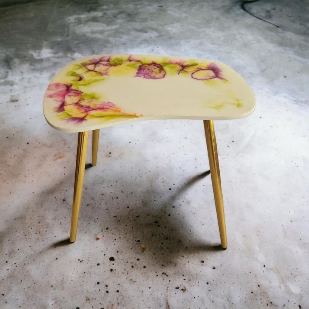 Pièces uniques - Table basse en résine multicolore en blanc, vert, jaune et violet en blanc, vert, jaune et violet, mat avec pieds en métal - SI DECO