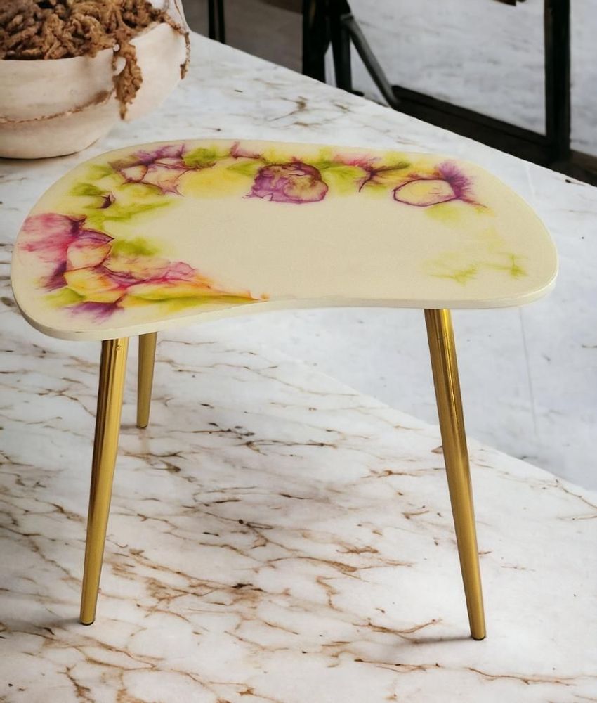 Pièces uniques - Table basse en résine multicolore en blanc, vert, jaune et violet en blanc, vert, jaune et violet, mat avec pieds en métal - SI DECO