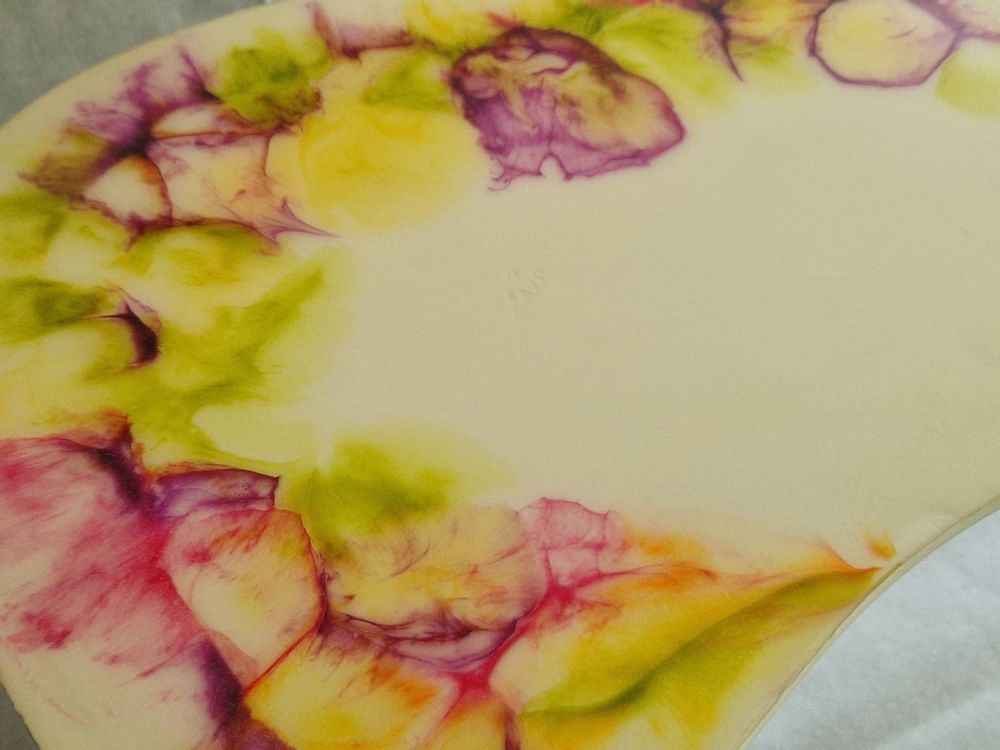 Pièces uniques - Table basse en résine multicolore en blanc, vert, jaune et violet en blanc, vert, jaune et violet, mat avec pieds en métal - SI DECO