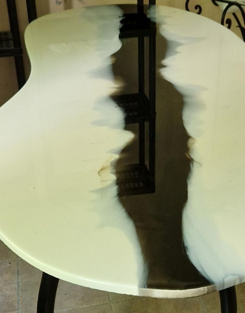 Objets design - Table à manger d'art moderne blanc-noir, forme irrégulière, brillante - SI DECO