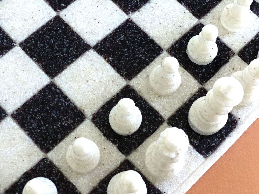 Objets de décoration - Jeu d’échecs / échiquier en coquilles de coquillages recyclées - MATERIALYS