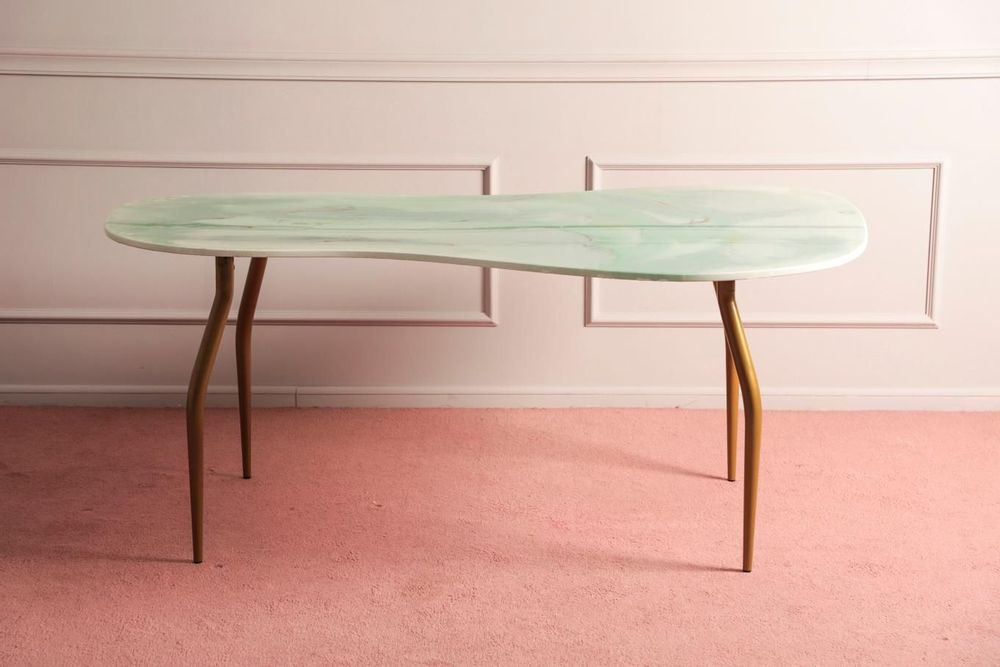 Pièces uniques - Table de salle à manger d'art moderne vert lait, forme irrégulière - SI DECO