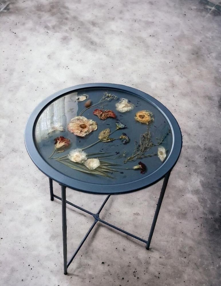 Décorations florales - Table basse en métal en résine bleue avec fleurs naturelles - SI DECO