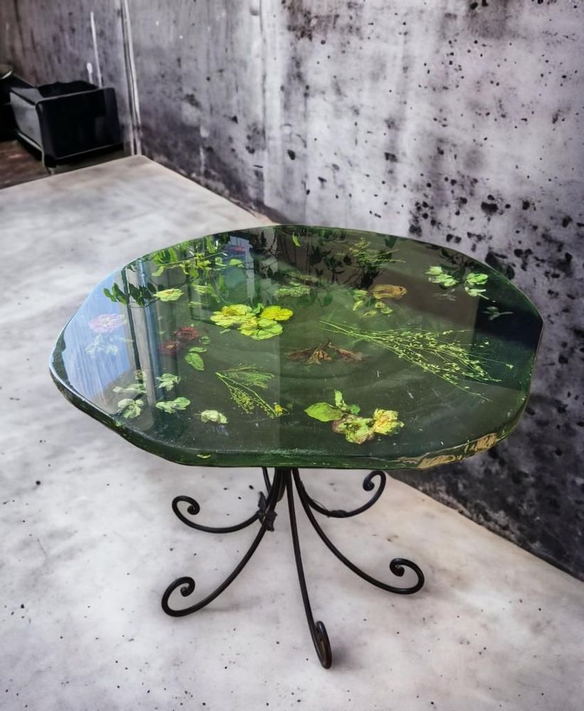 Décorations florales - Table à manger en résine verte avec fleurs naturelles, pied fait main - SI DECO