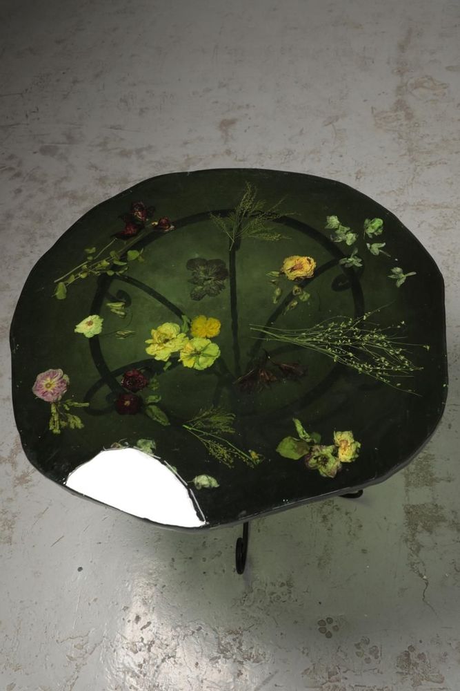 Décorations florales - Table à manger en résine verte avec fleurs naturelles, pied fait main - SI DECO