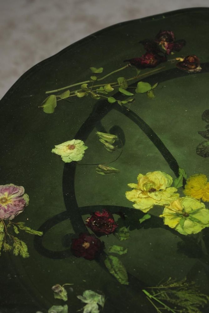 Décorations florales - Table à manger en résine verte avec fleurs naturelles, pied fait main - SI DECO
