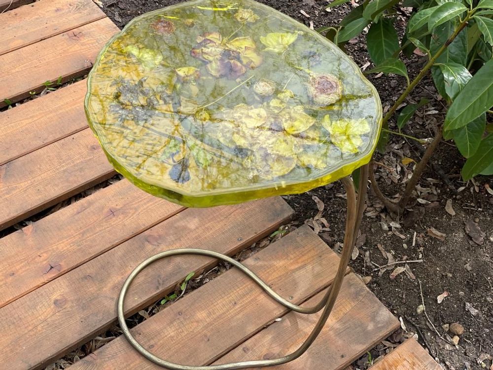 Décorations florales - Table d'appoint en résine, forme irrégulière avec fleurs naturelles - SI DECO
