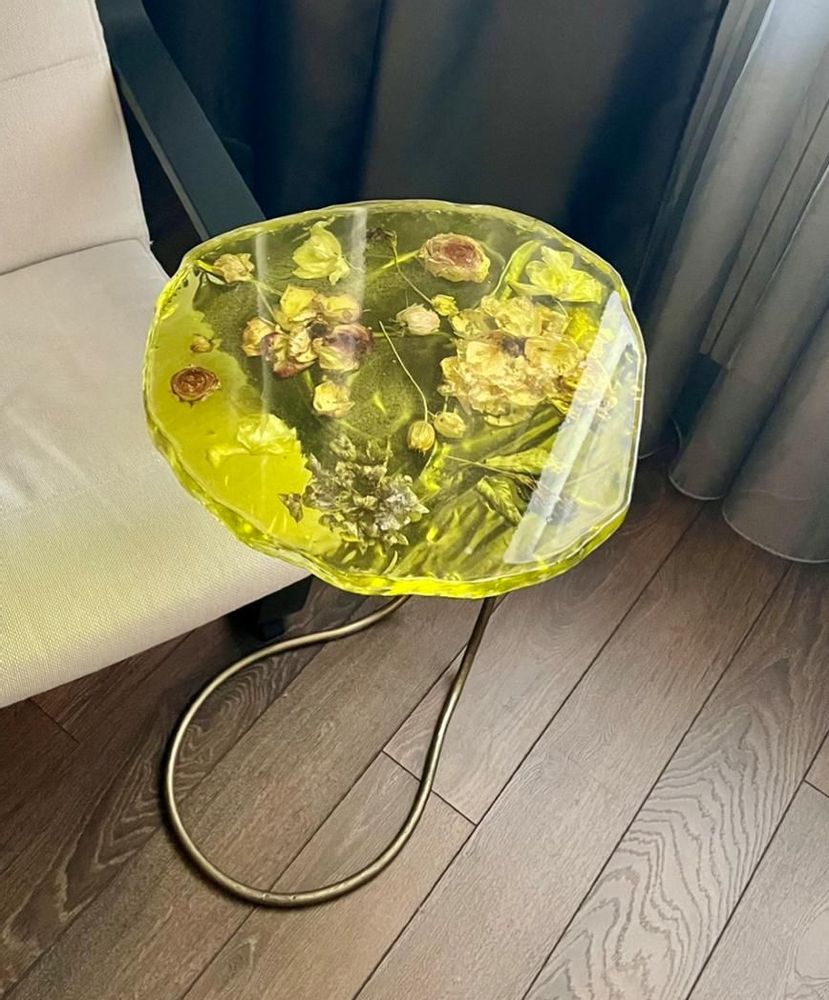 Décorations florales - Table d'appoint en résine, forme irrégulière avec fleurs naturelles - SI DECO