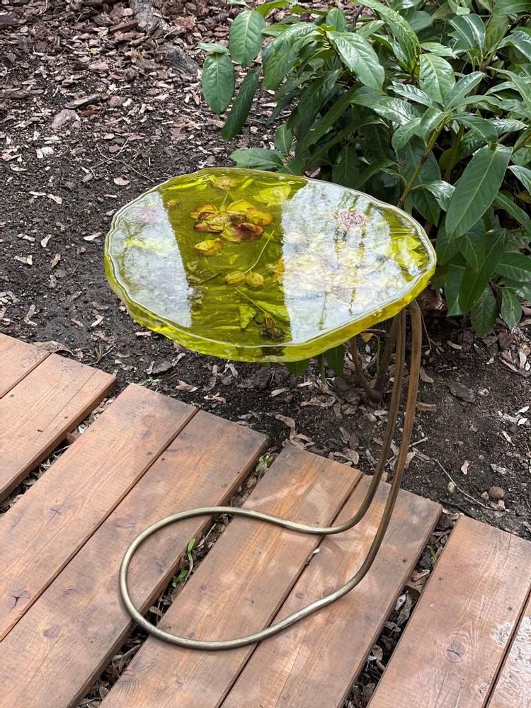 Décorations florales - Table d'appoint en résine, forme irrégulière avec fleurs naturelles - SI DECO