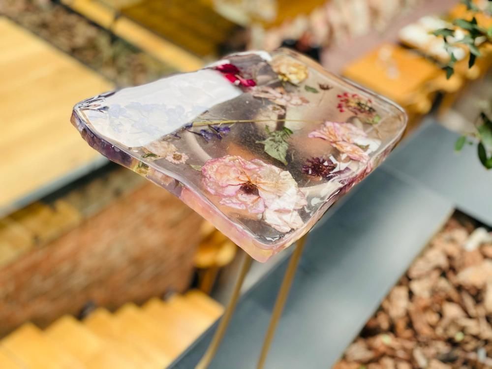 Autres tables  - Table d'appoint en résine, forme irrégulière avec fleurs naturelles - SI DECO