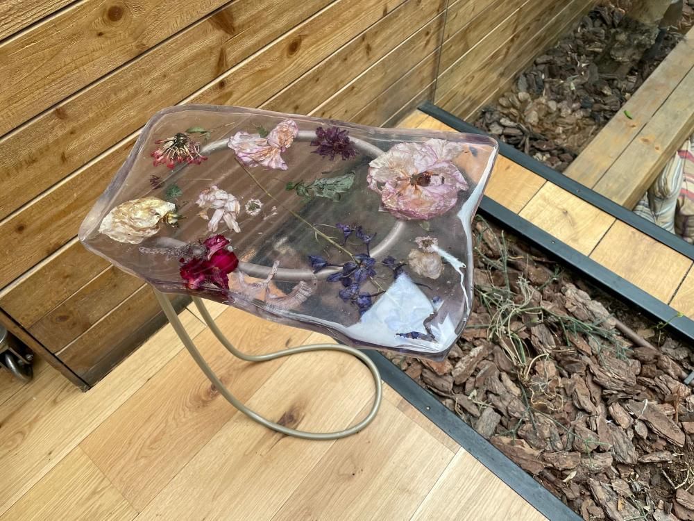 Autres tables  - Table d'appoint en résine, forme irrégulière avec fleurs naturelles - SI DECO