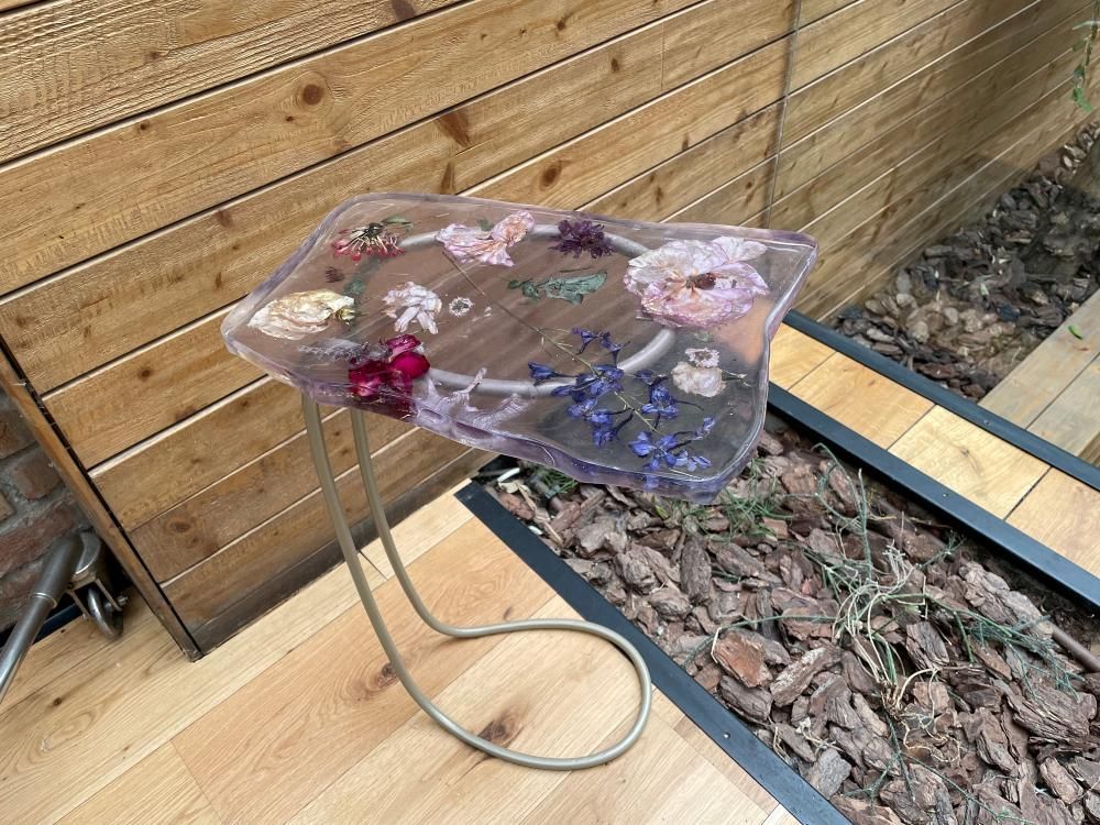 Autres tables  - Table d'appoint en résine, forme irrégulière avec fleurs naturelles - SI DECO