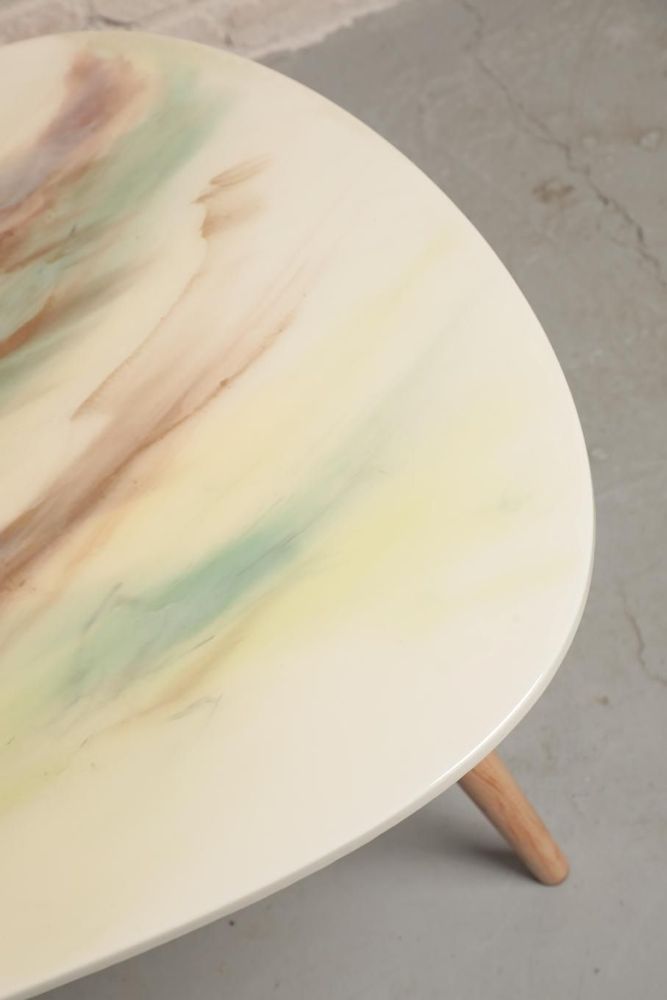 Objets design - Table basse Art Resin colorée en marron, vert avec pieds en bois - SI DECO