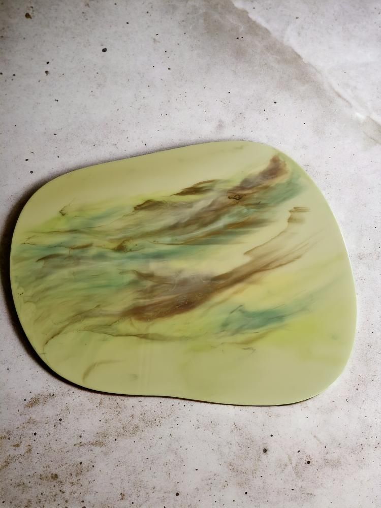 Objets design - Table basse Art Resin colorée en marron, vert avec pieds en bois - SI DECO