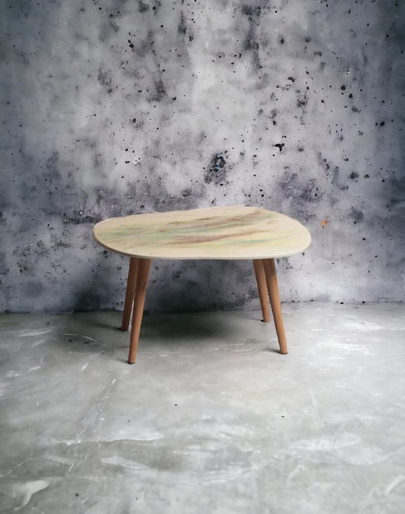 Objets design - Table basse Art Resin colorée en marron, vert avec pieds en bois - SI DECO