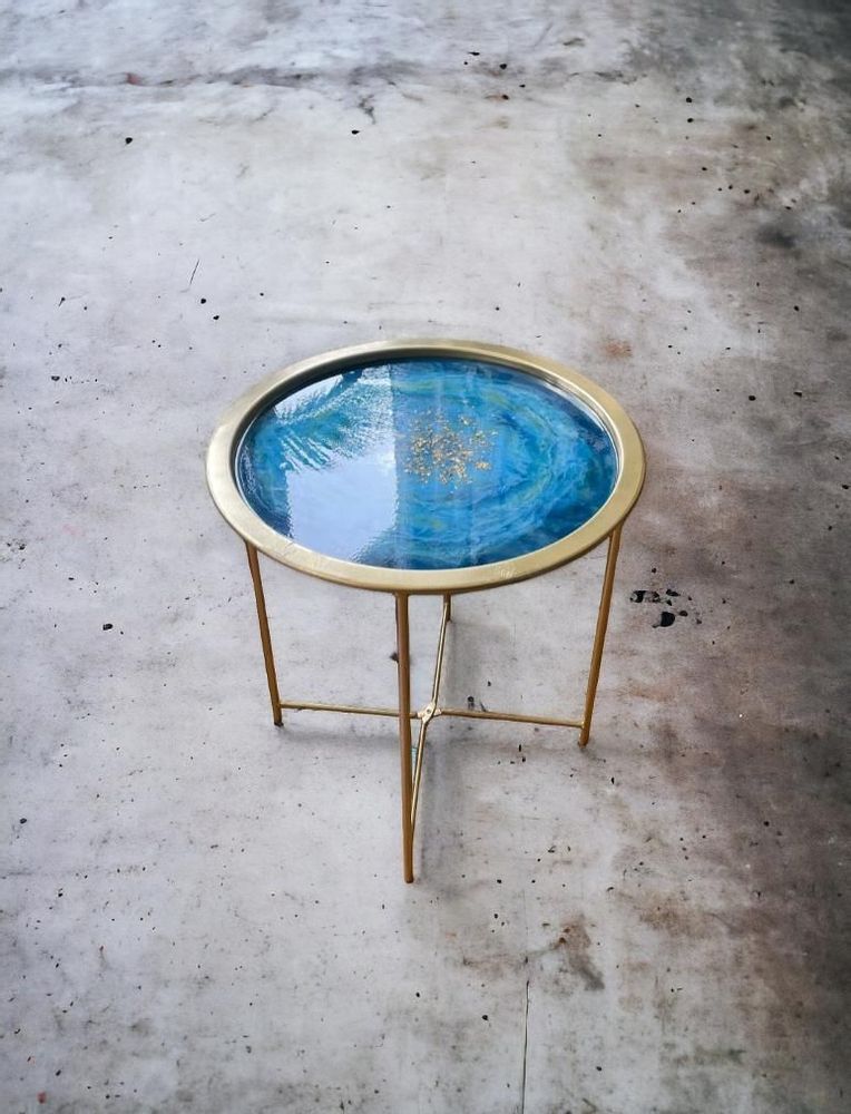 Objets design - Table basse en résine turquoise et dorée, décorée de feuilles dorées - SI DECO
