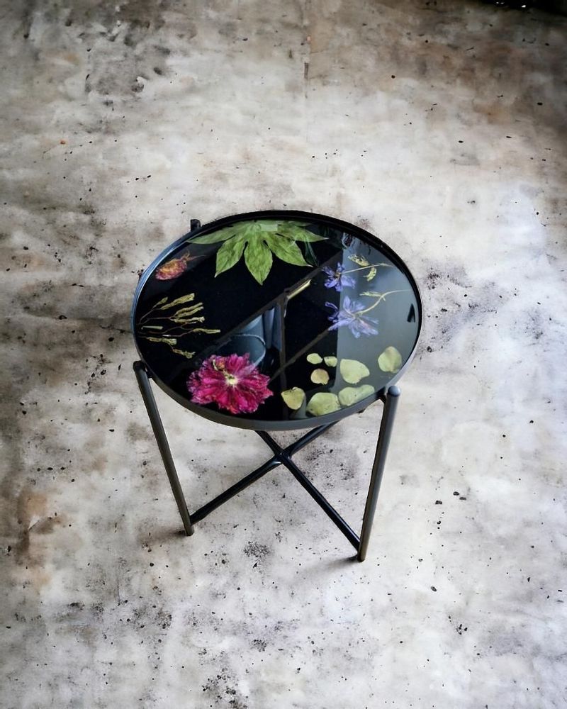 Décorations florales - Table basse en résine avec fleurs naturelles - SI DECO