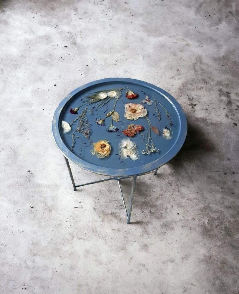 Décorations florales - Table basse en métal en résine bleue avec fleurs naturelles - SI DECO