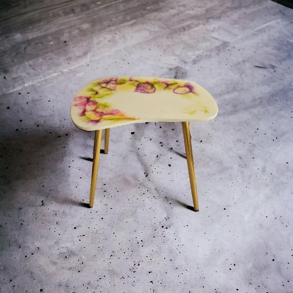 Pièces uniques - Table basse en résine multicolore en blanc, vert, jaune et violet en blanc, vert, jaune et violet, mat avec pieds en métal - SI DECO