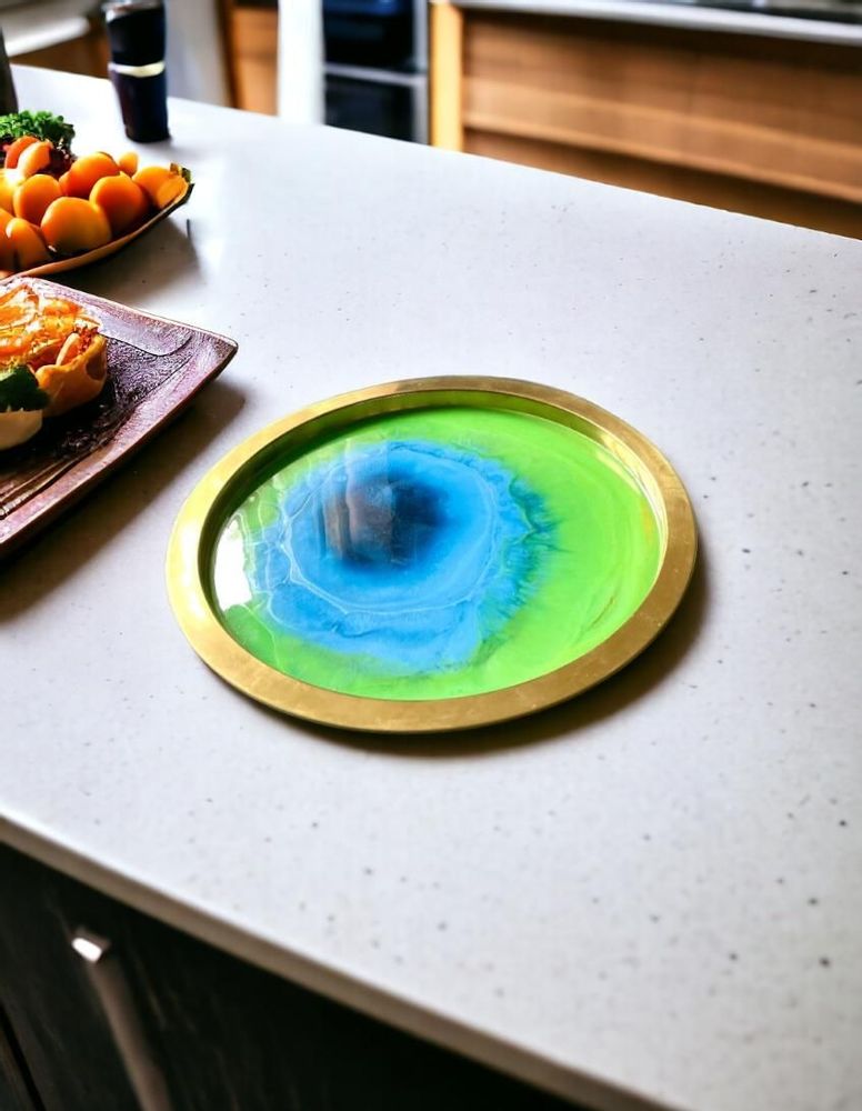 Plateaux - Plateau de service en résine, bleu et vert avec base en métal - SI DECO