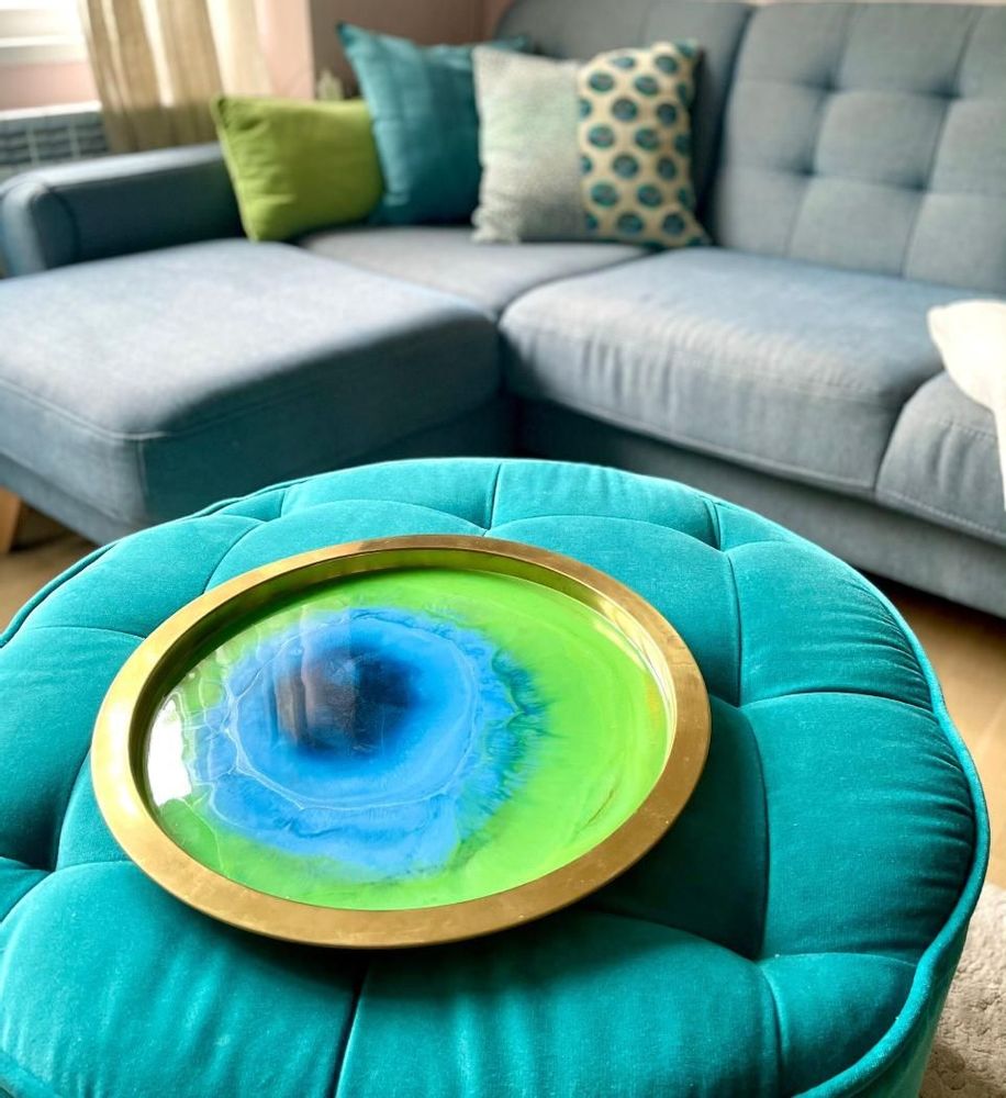 Plateaux - Plateau de service en résine, bleu et vert avec base en métal - SI DECO