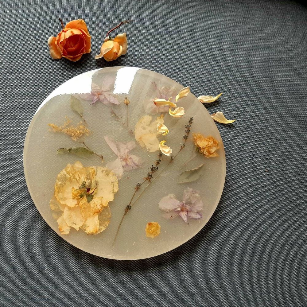 Plateaux - Plateau de service en résine, jaune avec fleurs naturelles - SI DECO