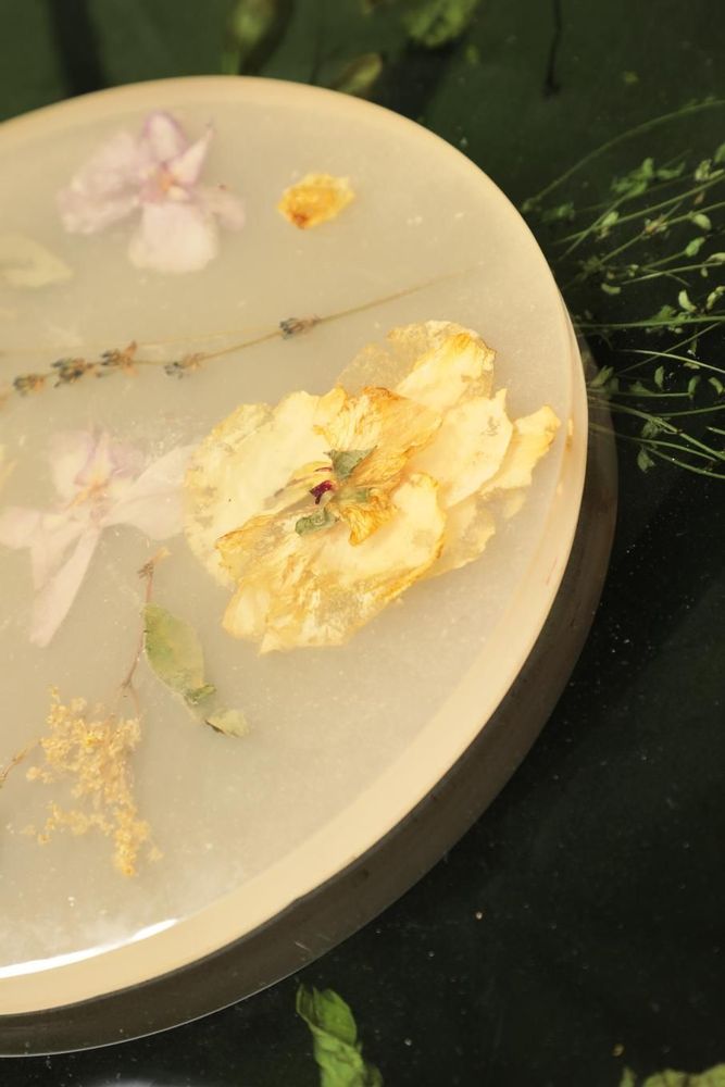 Plateaux - Plateau de service en résine, jaune avec fleurs naturelles - SI DECO