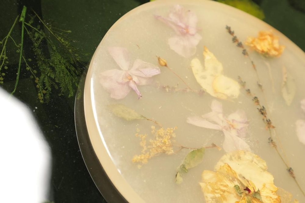 Plateaux - Plateau de service en résine, jaune avec fleurs naturelles - SI DECO