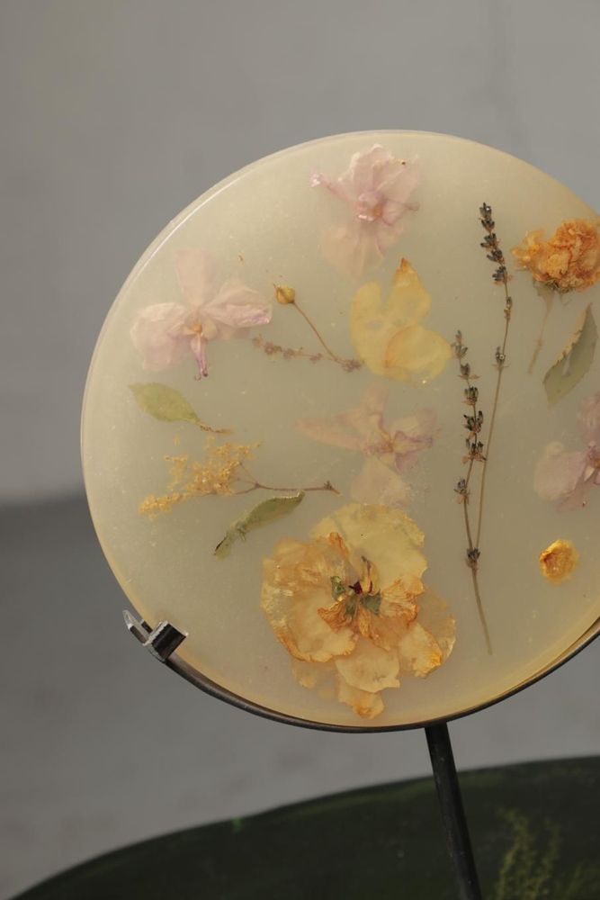 Plateaux - Plateau de service en résine, jaune avec fleurs naturelles - SI DECO