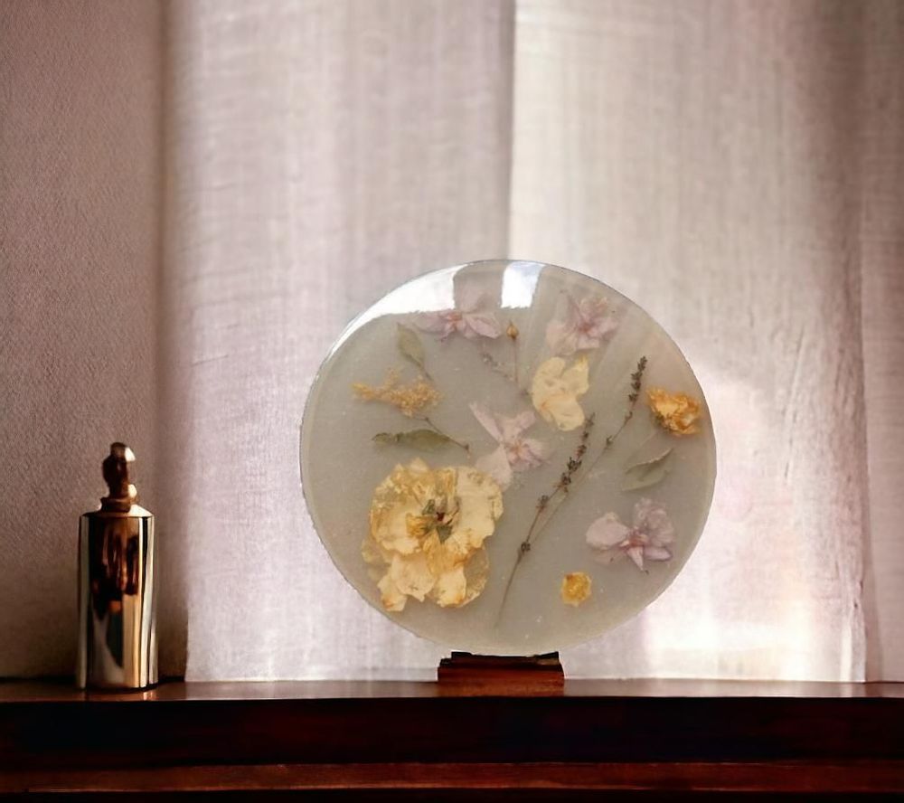 Plateaux - Plateau de service en résine, jaune avec fleurs naturelles - SI DECO
