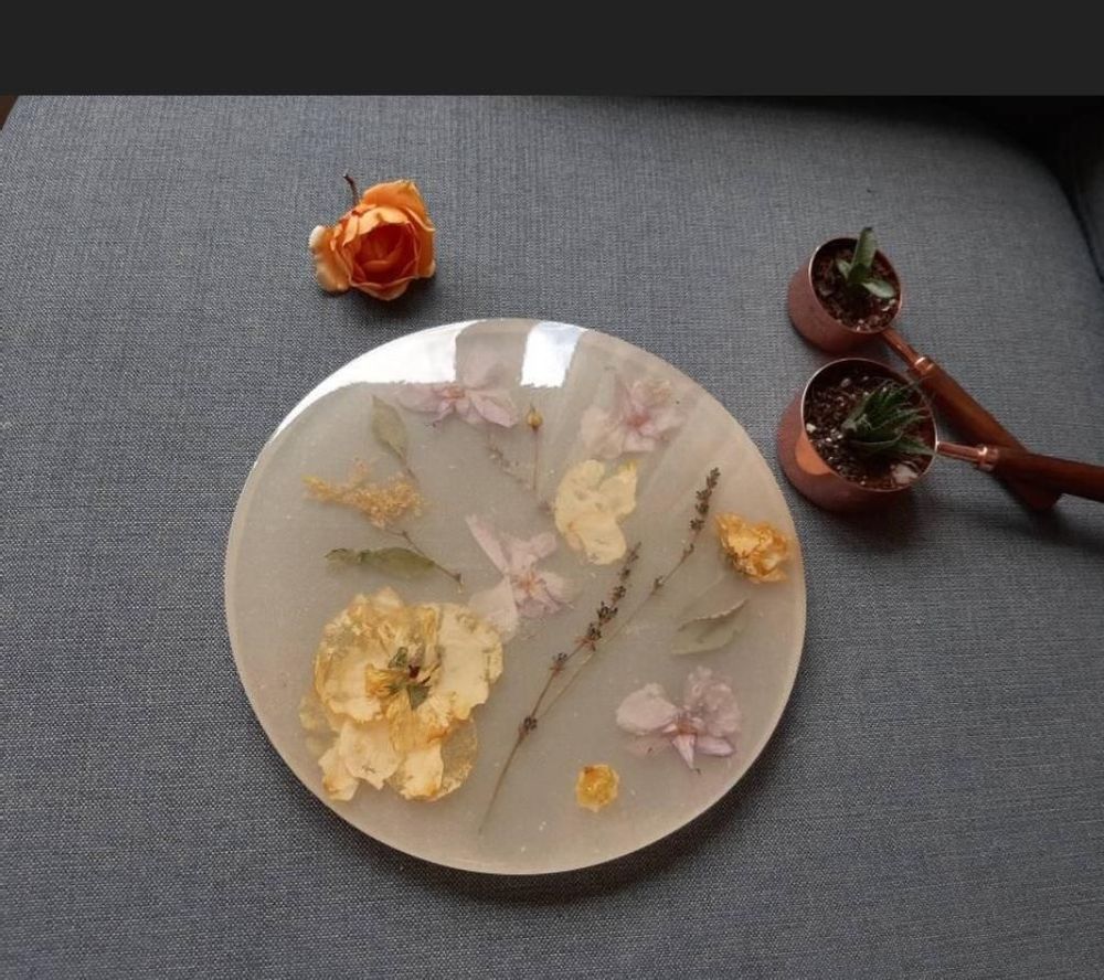 Plateaux - Plateau de service en résine, jaune avec fleurs naturelles - SI DECO