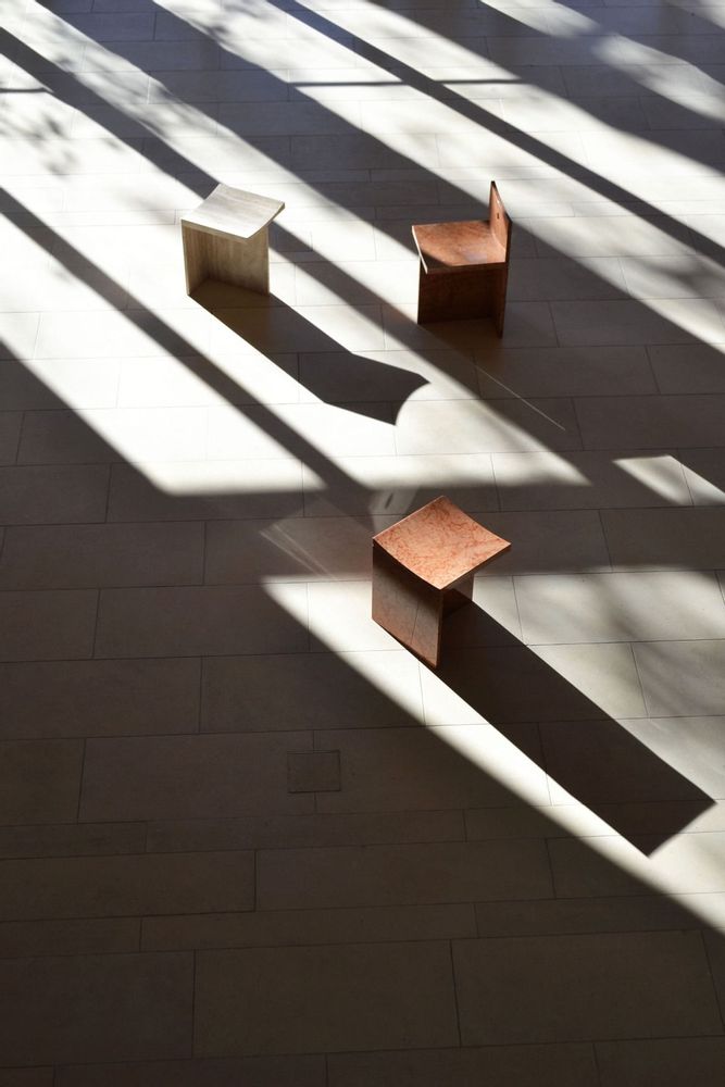 Tabourets - Thebes - Tabouret en Rosso Verona- Designed by McGannon Saad - PISTORE MARMI