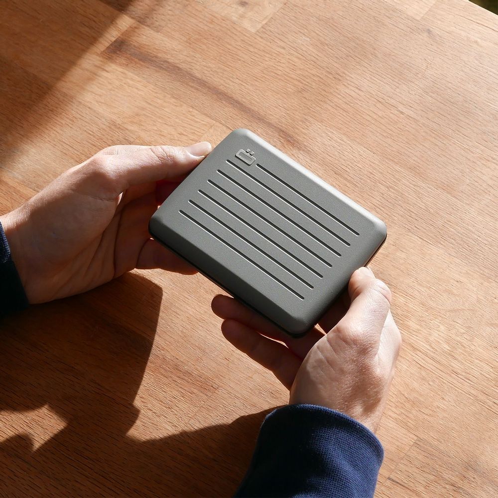Leather goods - SMART CASE V2 LARGE - Aluminum card holder with matt paint finish - ÖGON DESIGN