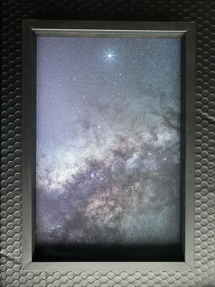 Photos d'art - Jupiter et la Voie lactée. Tirage d'Art Limité, Cadre en Bois Noir avec Verre Anti-Reflet à 70% - ANNA DOBROVOLSKAYA-MINTS