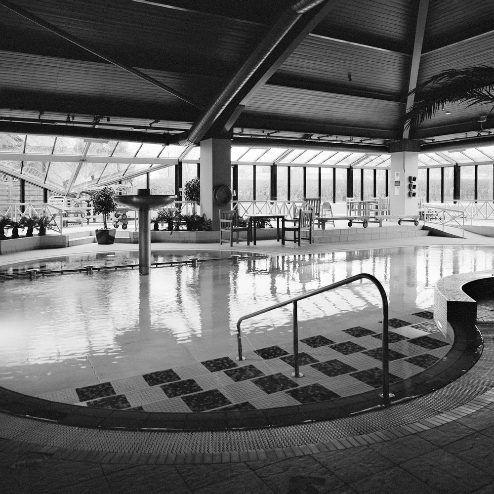 Photos d'art - Panneau de 24 tirages photo architecturaux en noir et blanc, de la série 'Somewhere to Swim', format 50x50 cm, encadrés dans une bordure blanche. - ANNA DOBROVOLSKAYA-MINTS