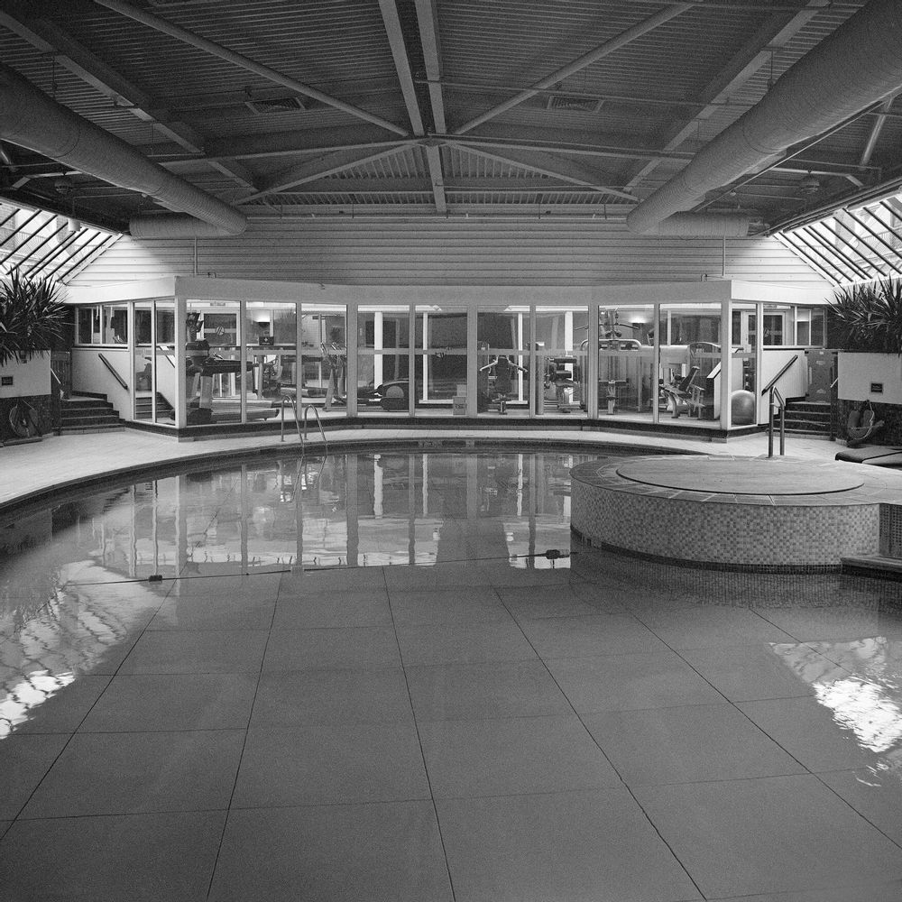 Photos d'art - Panneau de 24 tirages photo architecturaux en noir et blanc, de la série 'Somewhere to Swim', format 50x50 cm, encadrés dans une bordure blanche. - ANNA DOBROVOLSKAYA-MINTS