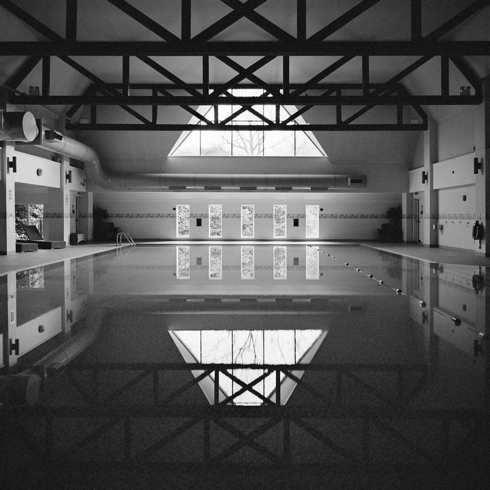 Photos d'art - Panneau de 24 tirages photo architecturaux en noir et blanc, de la série 'Somewhere to Swim', format 50x50 cm, encadrés dans une bordure blanche. - ANNA DOBROVOLSKAYA-MINTS