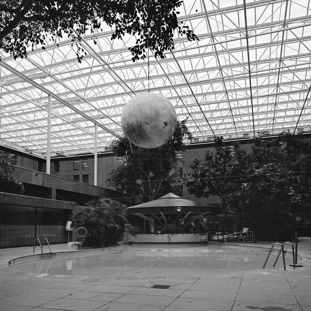 Photos d'art - Panneau de 24 tirages photo architecturaux en noir et blanc, de la série 'Somewhere to Swim', format 50x50 cm, encadrés dans une bordure blanche. - ANNA DOBROVOLSKAYA-MINTS