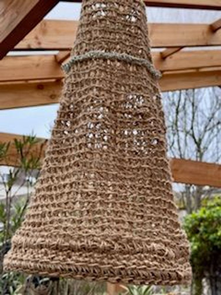 Aménagements pour bureau - Luminaire CLOCHETTE en jute Dimensions: Hauteur 50 cm et Largeur 30 cm livré avec monture électrique - ADELE VAHN