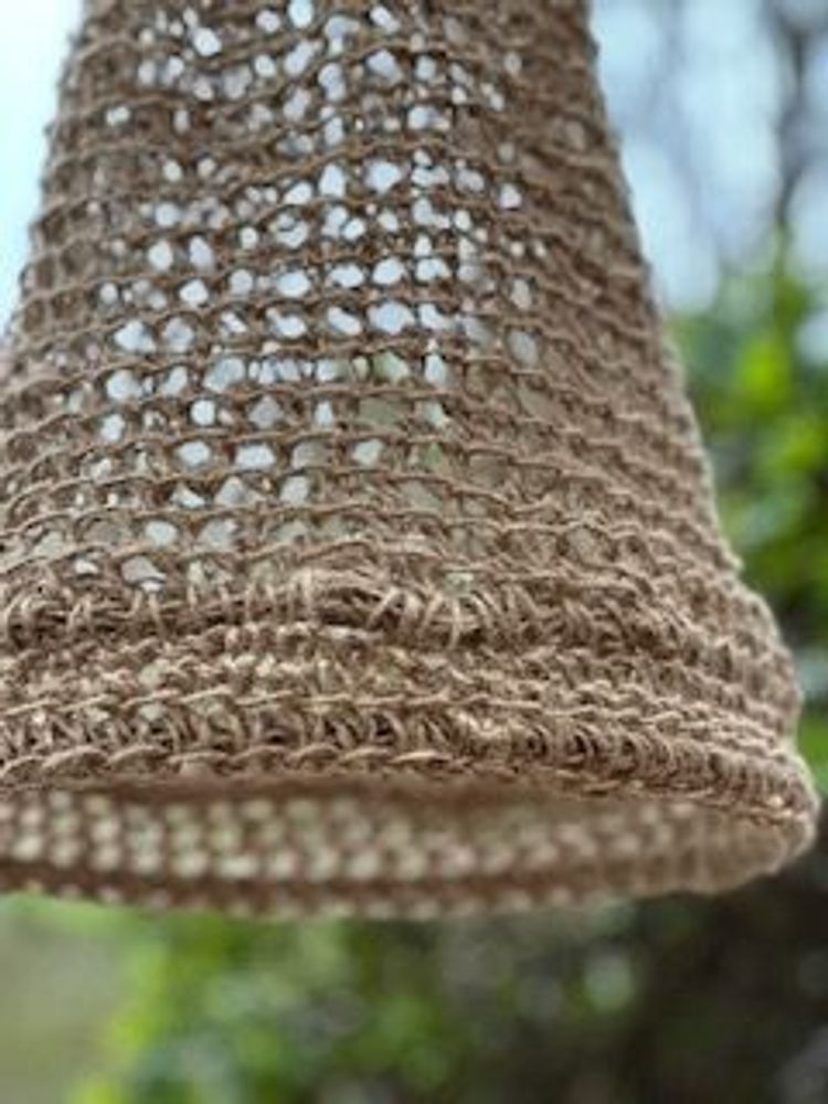 Aménagements pour bureau - Luminaire CLOCHETTE en jute Dimensions: Hauteur 50 cm et Largeur 30 cm livré avec monture électrique - ADELE VAHN
